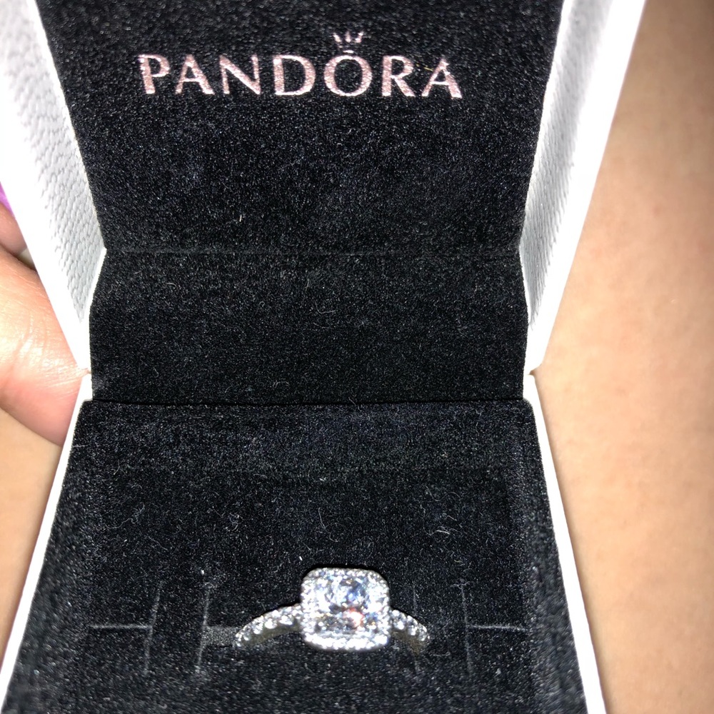 Pandora elegant ring size 5 (50)!